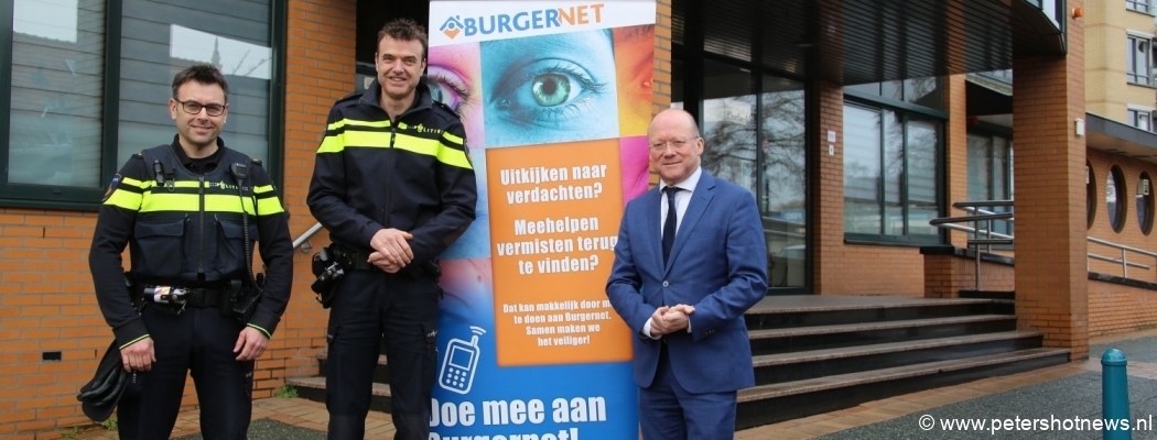 V.l.n.r. Andre Bruls (operationeel expert) , Eric van Heumen (teamchef) en burgemeester Maarten Divendal voor het gemeentehuis.