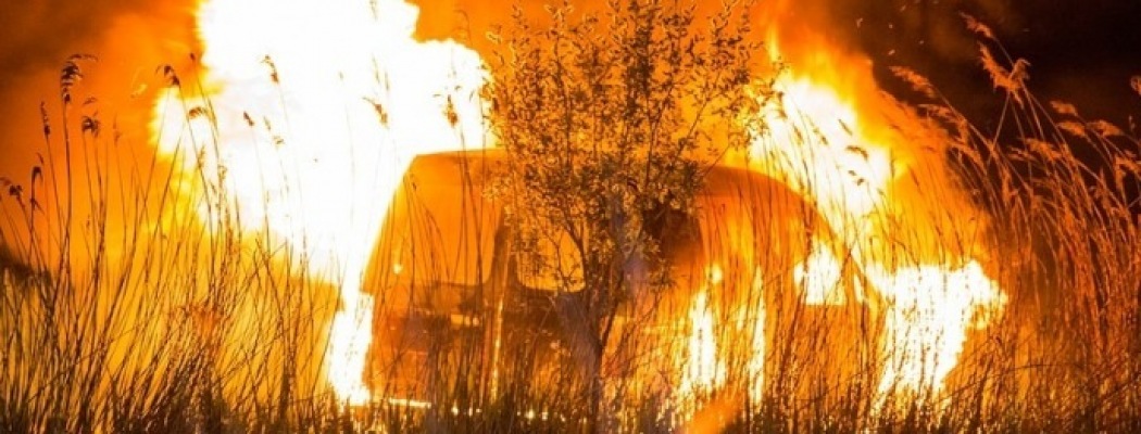 [FOTO'S & VIDEO] Auto brandt volledig uit in Vinkeveen, politie vermoedt brandstichting