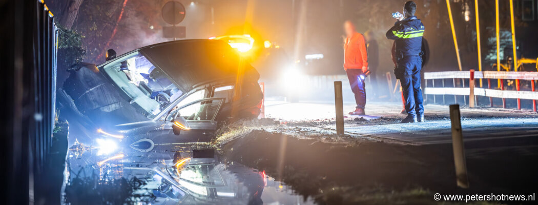 Auto te water langs Baambrugse Zuwe in Vinkeveen
