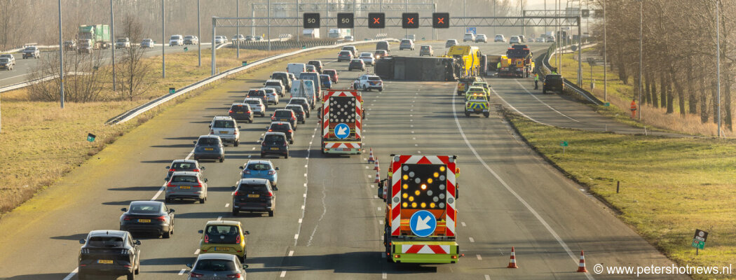 Vrachtwagen in 'sleep' gekanteld op A2 Abcoude