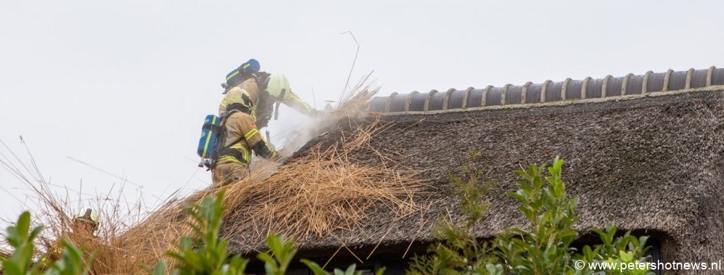 Grote brandweerinzet door rietenkap brand Vinkeveen