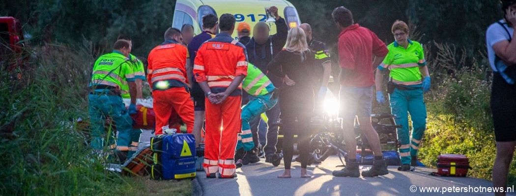 Traumahelikopter naar gewonde wielrenner Winkeldijk Vinkeveen