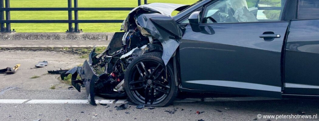 Auto's botsen op kruising in Amstelhoek