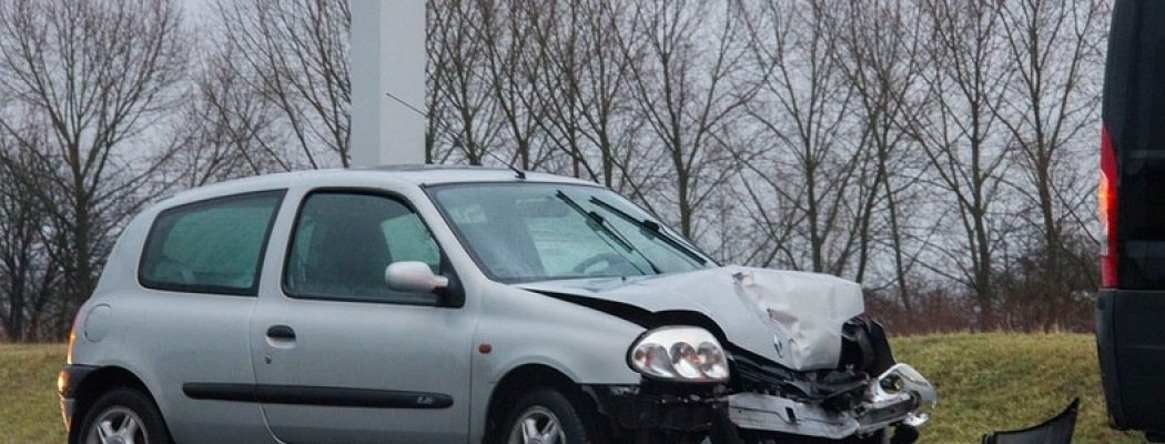 Klein ongeluk voor verkeerslichten op de N201 bij Vinkeveen