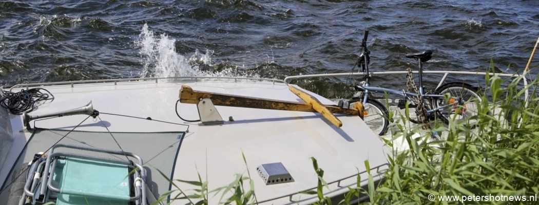 Duikers zoeken naar mensen in gezonken boot Vinkeveen