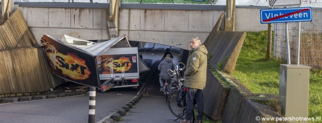 Vrouw rijdt gehuurde bakwagen stuk onder viaduct A2