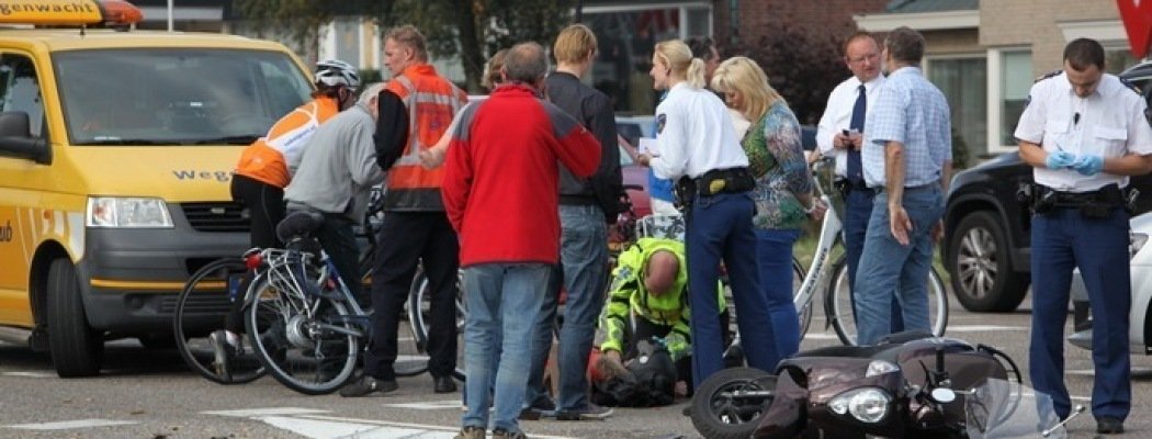 [FOTO'S] Twee gewonden bij ongeluk met scooter en motor N201 Amstelhoek
