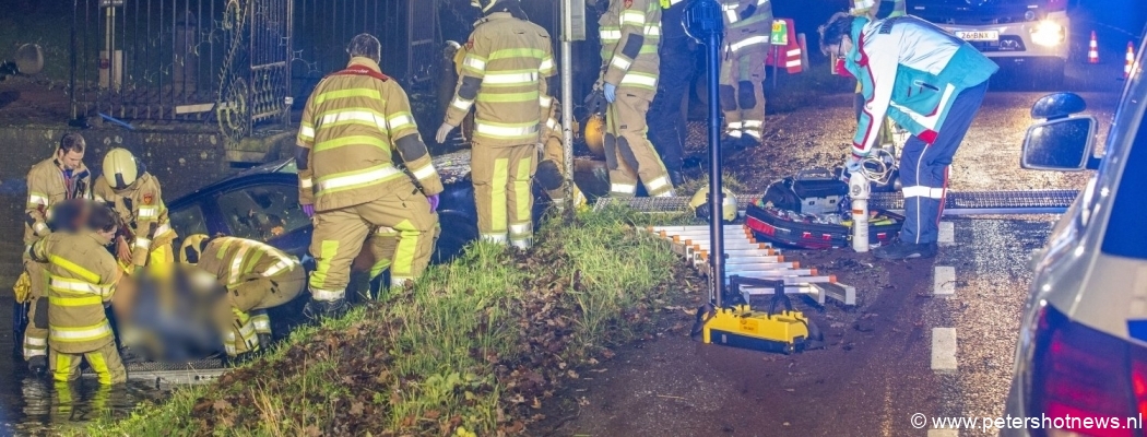 Brandweer bevrijdt zwaargewonde automobilist uit te water geraakt voertuig Nieuwersluis