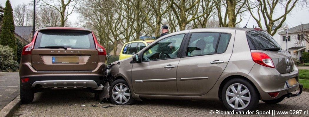 Vrouw ramt geparkeerde auto Proostdijstraat Mijdrecht