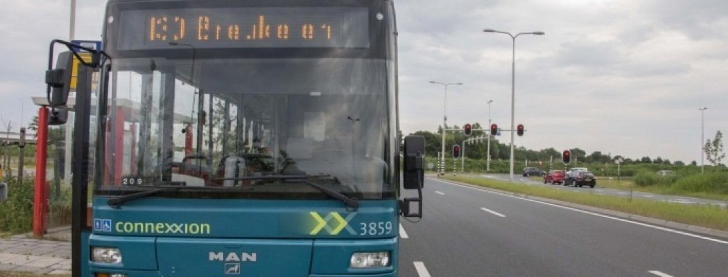 Lijnbus met klapband zorgt voor file op N201