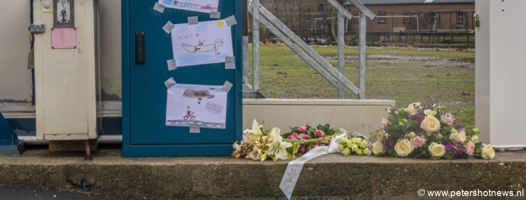Bloemen en tekeningen bij brugwachtershuisje voor overleden brugwachter Jan
