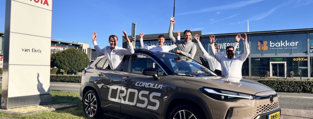 Nieuwe Toyota Corolla Cross in Mijdrecht bij Van Ekris in de showroom