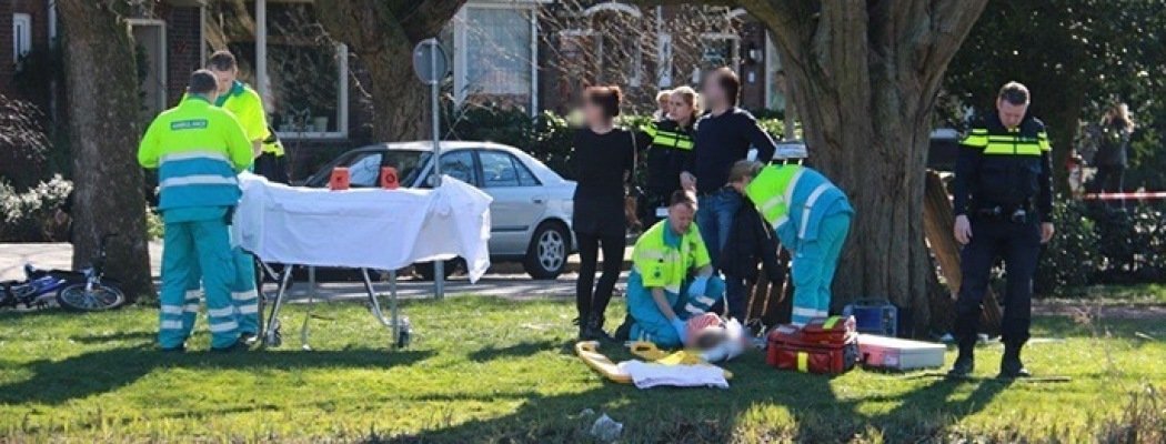 [FOTO'S] Kind gewond na val uit boom, traumhelikopter in Uithoorn
