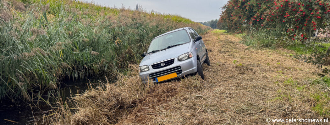 Auto bijna te water langs wandelroute in Mijdrecht