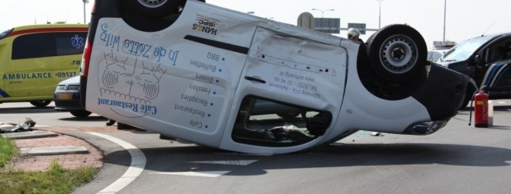 [FOTO'S & VIDEO] Auto op zijn kop bij ongeluk N201 Amstelhoek