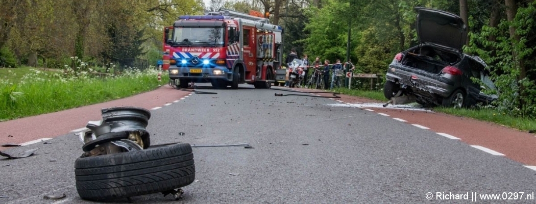 Vrouw krijgt ongeluk en klimt uit brandende auto Loenen aan de Vecht