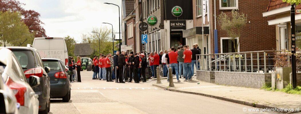 Zo’n 500 AZ-supporters verzamelen in Vinkeveen voor bekerduel