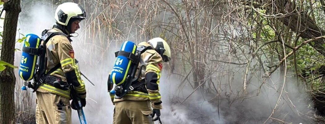 Veenbrand houdt brandweer urenlang bezig bij De Hoef, brandweerman gewond na