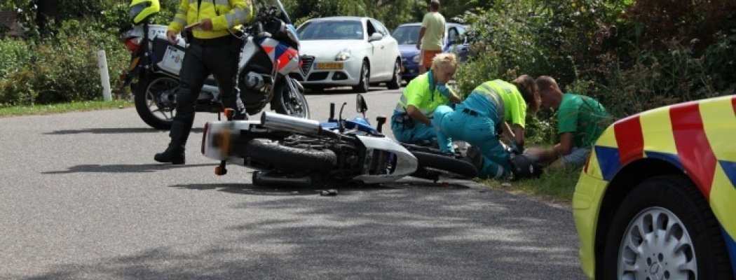 [FOTO'S] Motorrijder gewond bij ongeluk Amstelkade Wilnis