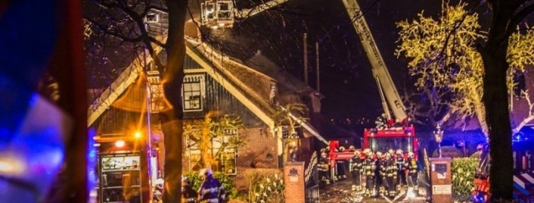 Schoorsteenbrand bij woning met rietenkap houdt brandweer bezig