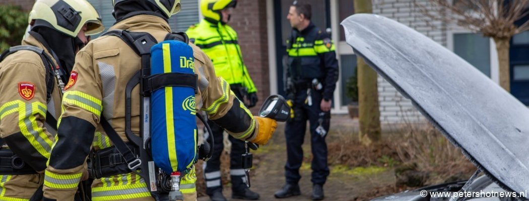 Vuilnismannen blussen autobrand in Wilnis