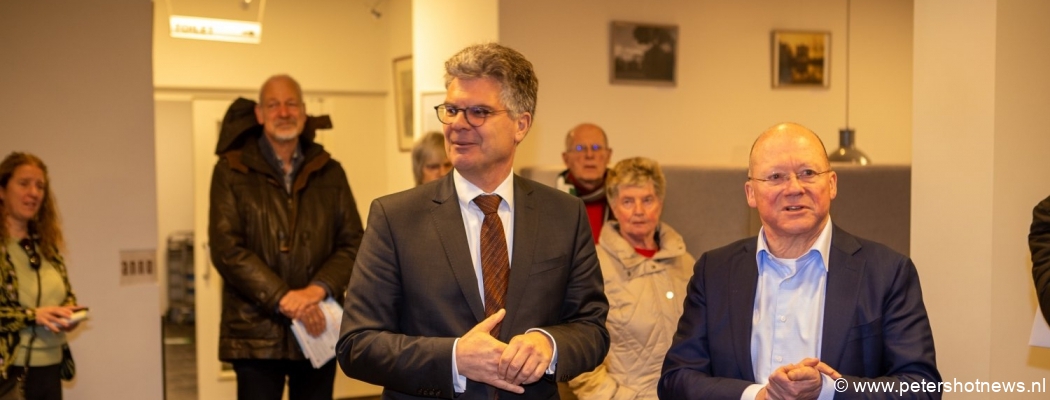 Commissaris van de Koning bezoekt stembureau in De Ronde Venen
