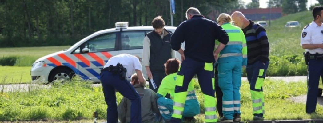 [FOTO'S] Fietser gewond bij ongeluk Veenweg