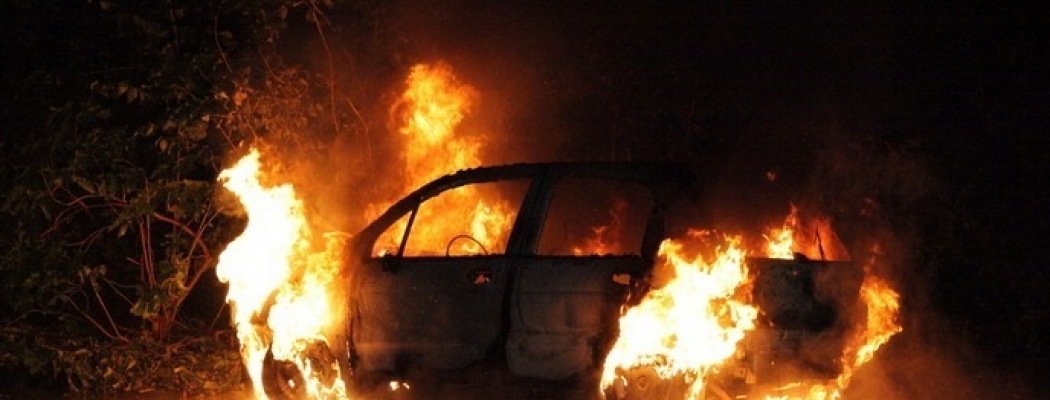 [FOTO'S & VIDEO] Poolse Auto brandt volledig uit op parkeerterrein Argon Mijdrecht