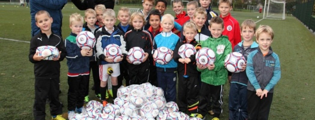Voetbalclub CSW uit Wilnis ontvangt namens C1000 De Ronde Venen maar liefst 51 professionele  wedstrijd clubvoetballen