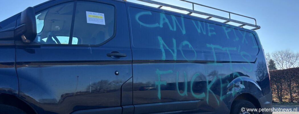 Ingeslagen ruit en graffiti bij achtergelaten bus in Wilnis