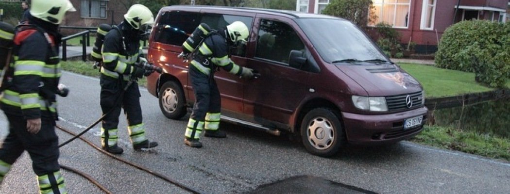 [FOTO'S & VIDEO] Autobrand in Vinkeveen, brandweer voorkomt uitbranden