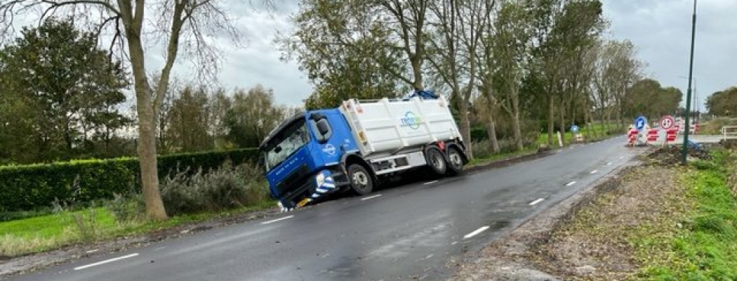 Vrachtwagen zakt weg langs Ringdijk 2e Bedijking Mijdrecht