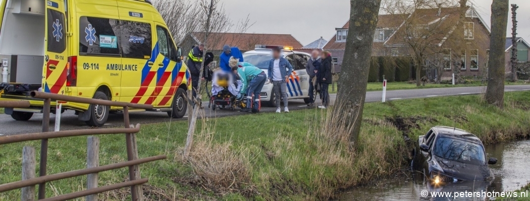 Vrouw gewond bij auto te water Vinkeveen