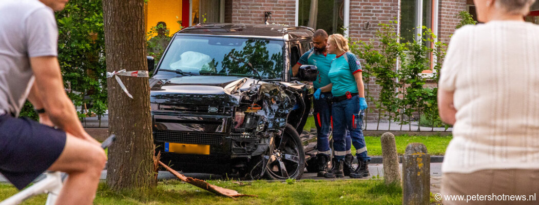 Auto knalt met hoge snelheid tegen boom in Mijdrecht