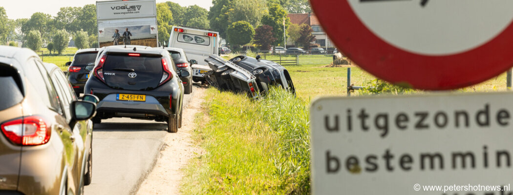 Autoambulance met gloednieuwe Jeep van de weg op sluiproute na ongeval