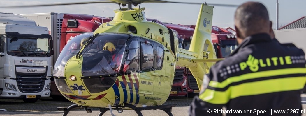 Traumaheli landt bij transportbedrijf De Kwakel