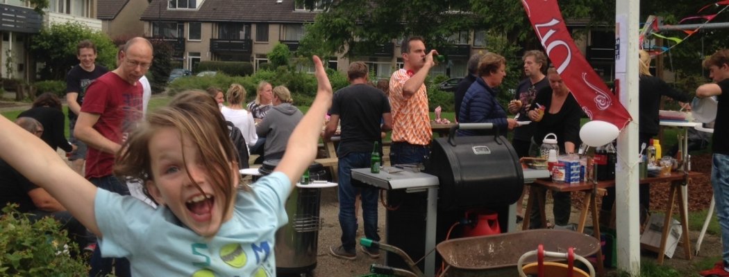 Dodaarslaan Vinkeveen bouwt feestje tijdens buurtbarbecue