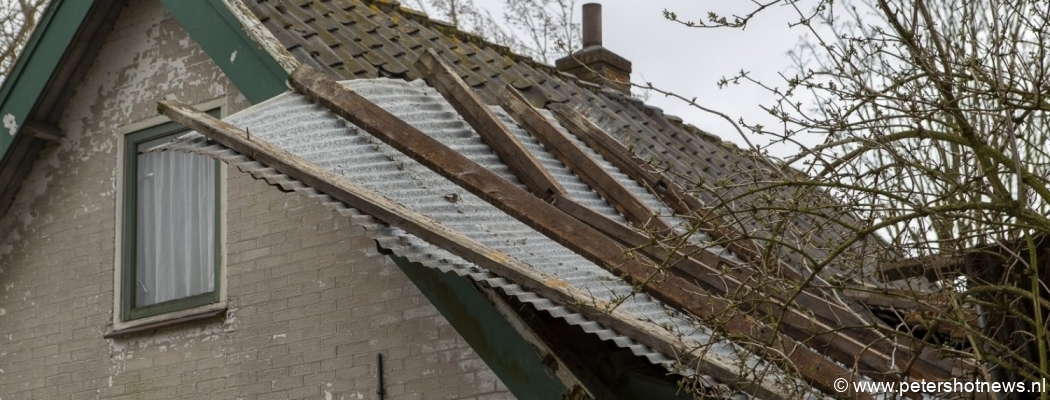 Dak vliegt van schuur op dak woning Mijdrecht