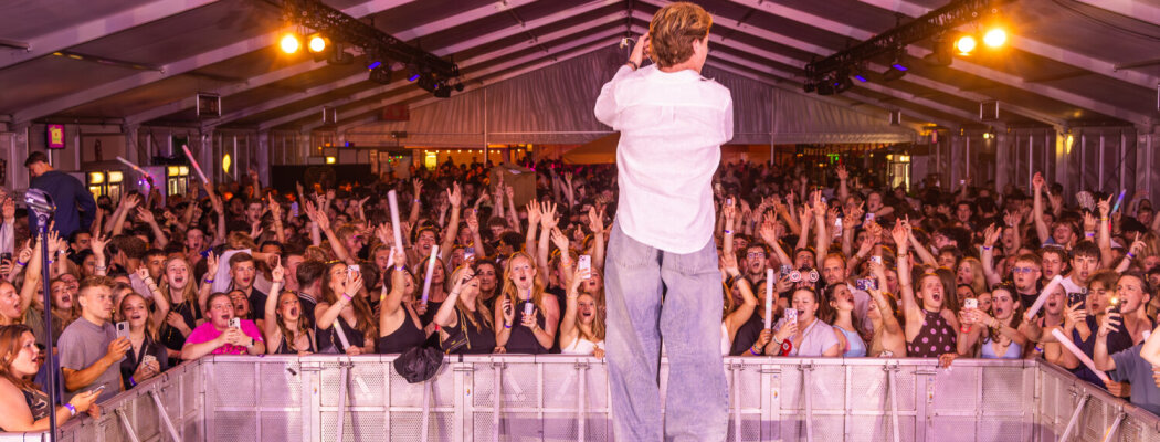 Foto’s zaterdagavond Vinkefest online: Samuel Welten en Afro Bros zorgen voor groot feest
