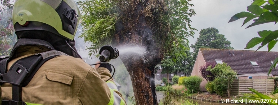 Brandweer haalt brandende boom om in Vinkeveen