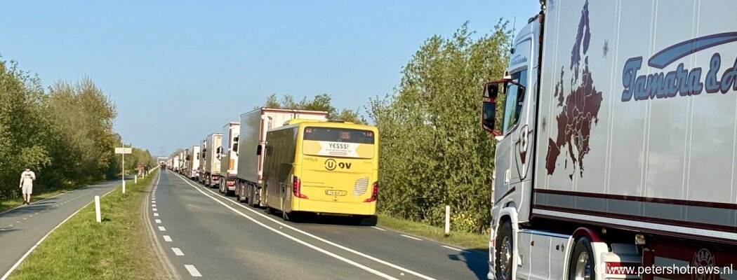 Tientallen vrachtwagens staan muurvast door ongeluk N201