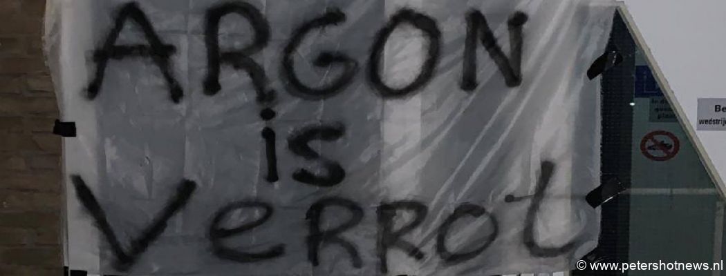 Spandoeken ''Argon is verrot'' opgehangen bij Mijdrechtse voetbalclub