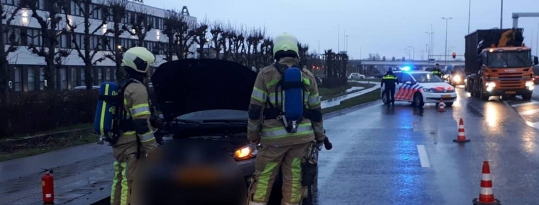 Brandweer en politie blussen autobrand N201 Vinkeveen