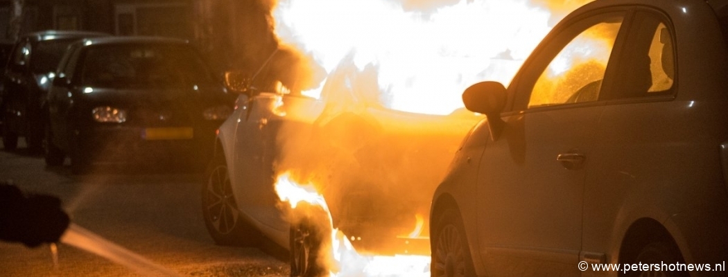 Brandweer blust elektrische auto en Fiat 500 in Mijdrecht