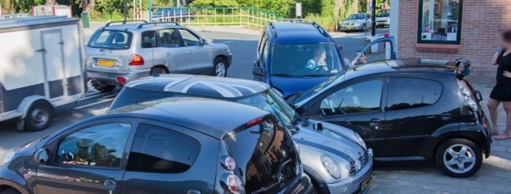 Vrouw richt ravage aan na inrijden op geparkeerde auto's