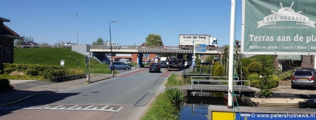 Autotransporten met nieuwe wagens vast onder viaduct Vinkeveen