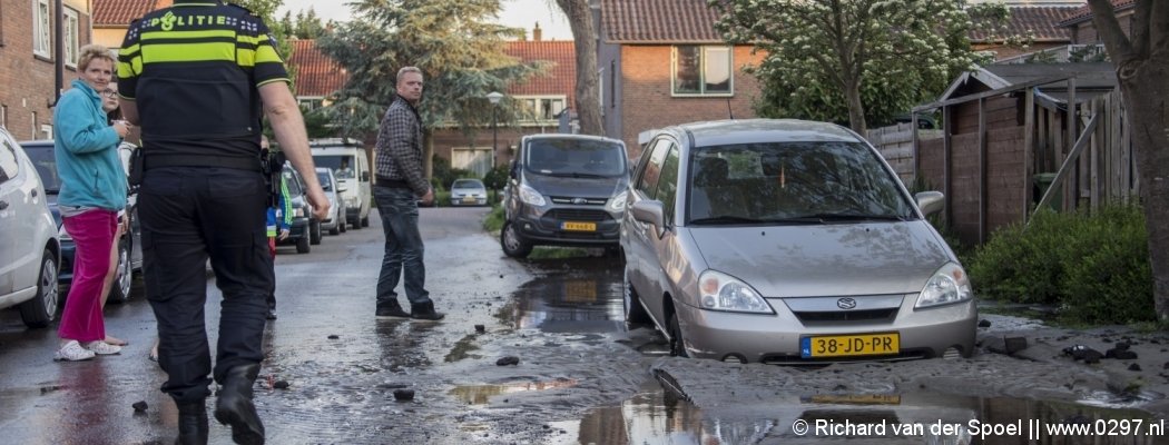 Auto zakt weg in straat na gesprongen waterleiding Mijdrecht