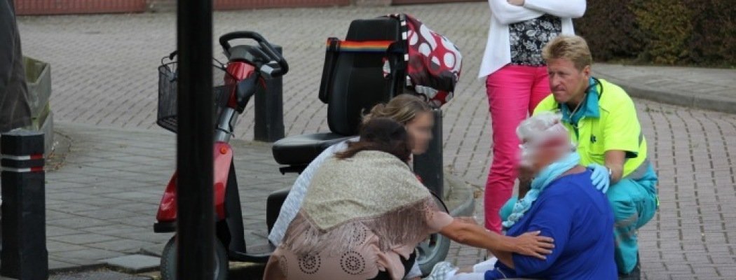 [FOTO'S] Scootmobiel rijdt tegen auto aan in Abcoude, vrouw gewond