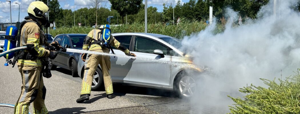 Brandweer blust autobrand bij Hotel in Vinkeveen