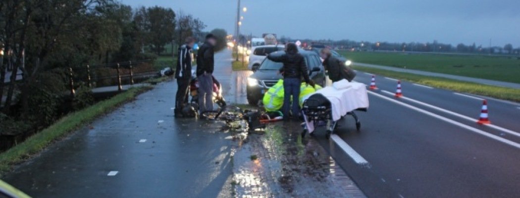 [FOTO'S] Fietser gewond na aanrijding met scooter langs N201